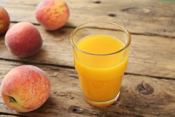 pesche succo di frutta  in bicchiere sfondo rustico