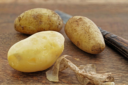 gekochte Kartoffeln auf einem Holztisch