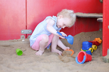 Fototapeta premium sandspielzeug mit mädchen