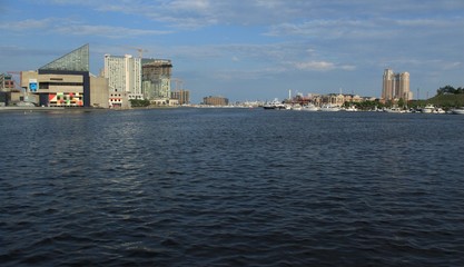 Blick hinaus aus dem Inner Harbor in Baltimore, Maryland