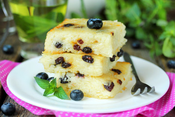Cottage cheese casserole with pasta and raisins