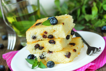 Cottage cheese casserole with pasta and raisins