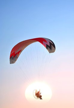  Parapendio a motore al tramonto