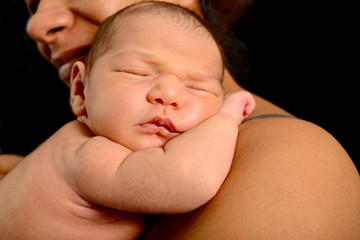 Mutter mit neugeborenem Baby 