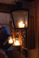 Marktstand mit kerzenlicht
