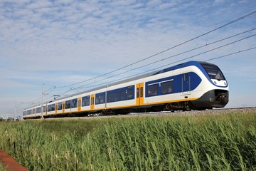 Naklejka premium Regionalzug auf einem Bahndamm