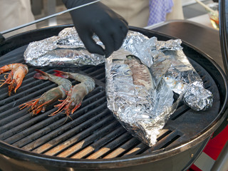 grilling prawns & fish wrapped in aluminum foil
