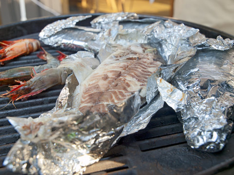 grilling prawns & fish wrapped in aluminum foil