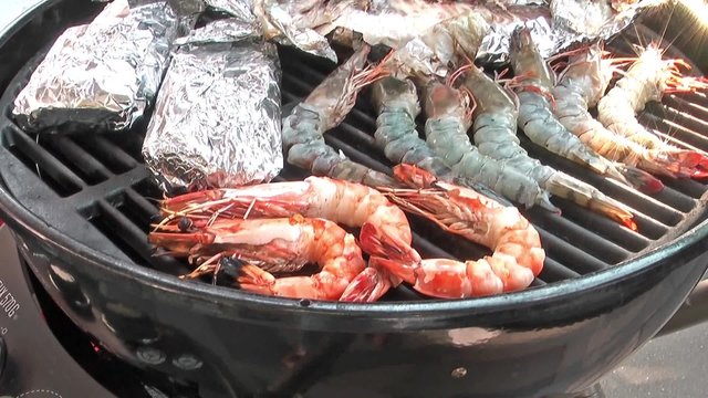 grilling prawns & fish wrapped in aluminum foil