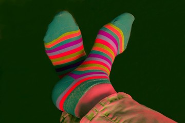 überkreuzte Füsse in bunten Socken