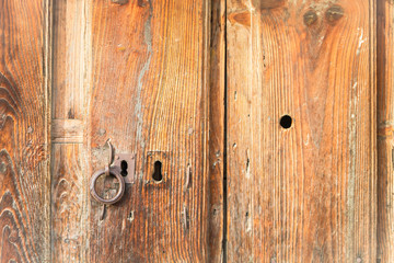 Fototapeta na wymiar Old wooden door of an old house 