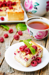cake with raspberries and cream cheese