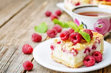 Fotobehang cake with raspberries and cream cheese © nata_vkusidey
