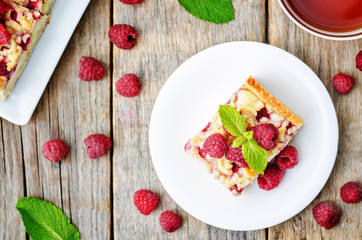Fototapeta na wymiar cake with raspberries and cream cheese