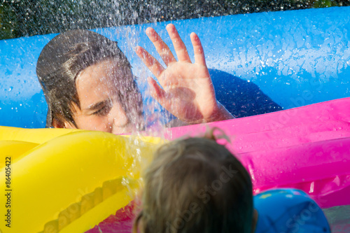 "Abkühlung mit Gartenschlauch" Stockfotos und lizenzfreie Bilder auf