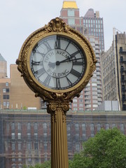 Fototapeta na wymiar Uhr an der 5th Avenue