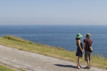 Pareja frente al mar