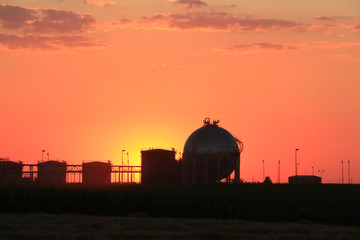Obraz premium Petrochemical refineries in the sunset