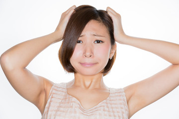 頭を抱える女性