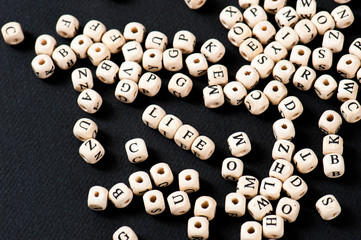 木製のブロック,アルファベットの文字 life