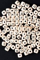 木製のブロック,アルファベットの文字 life
