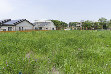 分譲住宅の更地　宅地造成前　雑草　フェンスあり