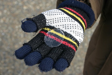 自然にできた氷を乗せた少年の手