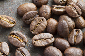 煎りたてのコーヒー豆