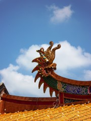 Fototapeta na wymiar Dragon at roof top of Chinese Temple 