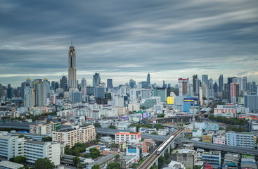 Obraz premium sky trains in bangkok city