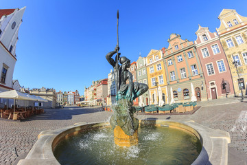 Stary Rynek w Poznaniu - Fontanna z posągiem Marsa © stepmar