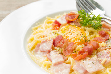 spaghetti carbonara with bacon and egg
