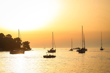 Naklejka premium Sailboats anchored near coast