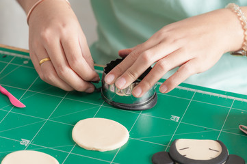 Making of fondant cake