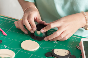 Making of fondant cake