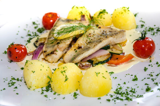 Zanderfilet mit Gem&uuml;se und Petersilienkartoffeln