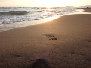 Следы на песке морского пляжа