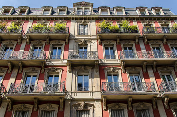 Fototapeta na wymiar Balkone an einer Hausfassade