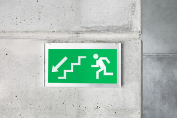 Schild Fluchtweg Notausgang 