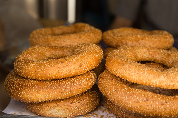Sesame seed bread rings 