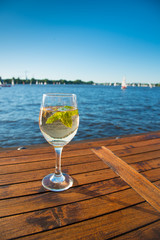 Cocktail am Hafen