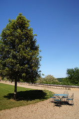 Chaises et table en fer forg&eacute; dans le parc du Ch&acirc;teau de Touffou
