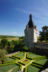 Tour Saint Jean du Ch&acirc;teau de Touffou et son jardin