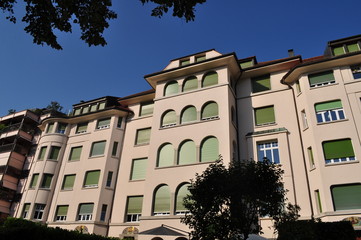 schönes haus mit grünen fensterläden blauer himmel und bäume