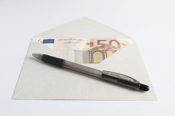 Euroscheine in umschlag mit stift 50 euro