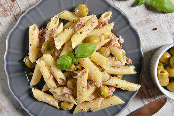 Pasta with tuna and green olives