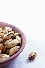 殻付きのアーモンド