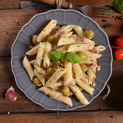 Pasta with tuna and green olives
