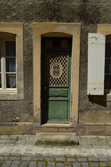 Porte d'entrée d'une vieille maison.