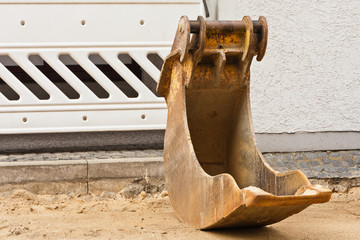 Ein schmaler Tieflöffel - Anbauteil für einen Bagger